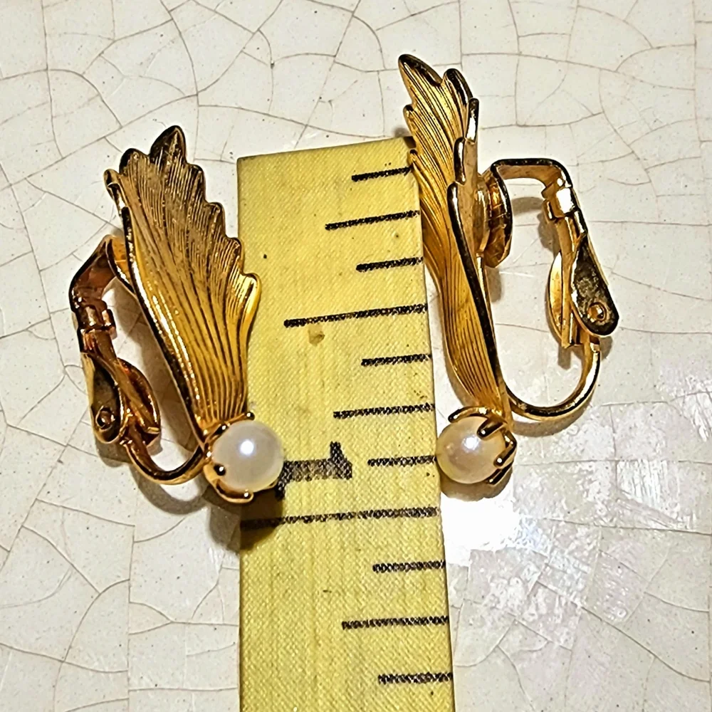 Vintage art Deco lightweight golden feather prong set pearl clip on earrings
